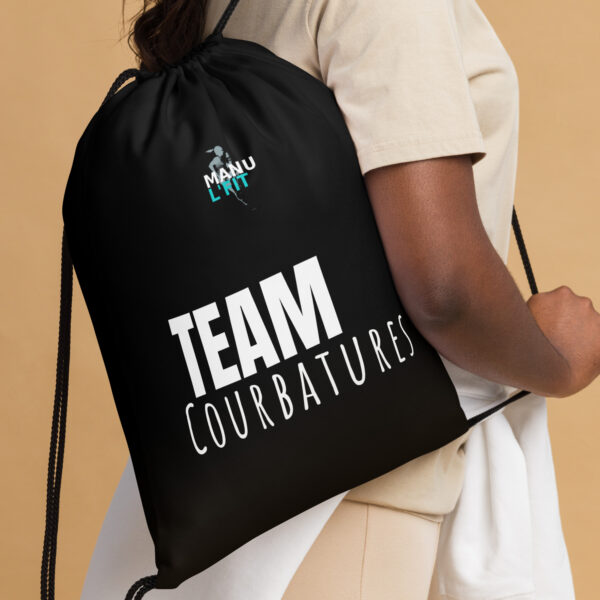 all-over-print-drawstring-bag-white-front-2-6a247beb11ec5.jpg Sac à cordon TEAM COURBATURES