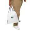 all-over-print-drawstring-bag-white-front-2-6a247c55c6a90.jpg Sac à cordon MANULFIT